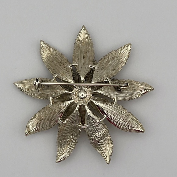 Vintage Lisner Gold Tone Faux Pearl Center Flower Brooch - Picture 4 of 7